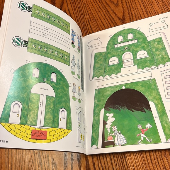 NWT 1980 Emerald City of OZ Cut & Assemble Paper Display Book - Picture 7 of 16